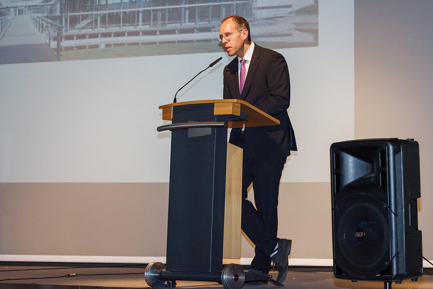 Prof. Dr. Thomas Liebetruth, der Dekan der Fakultät Betriebswirtschaft der OTH Regensburg, begrüßt die Gäste und wünscht den Absolventinnen und Absolventen für die Zukunft alles Gute.
