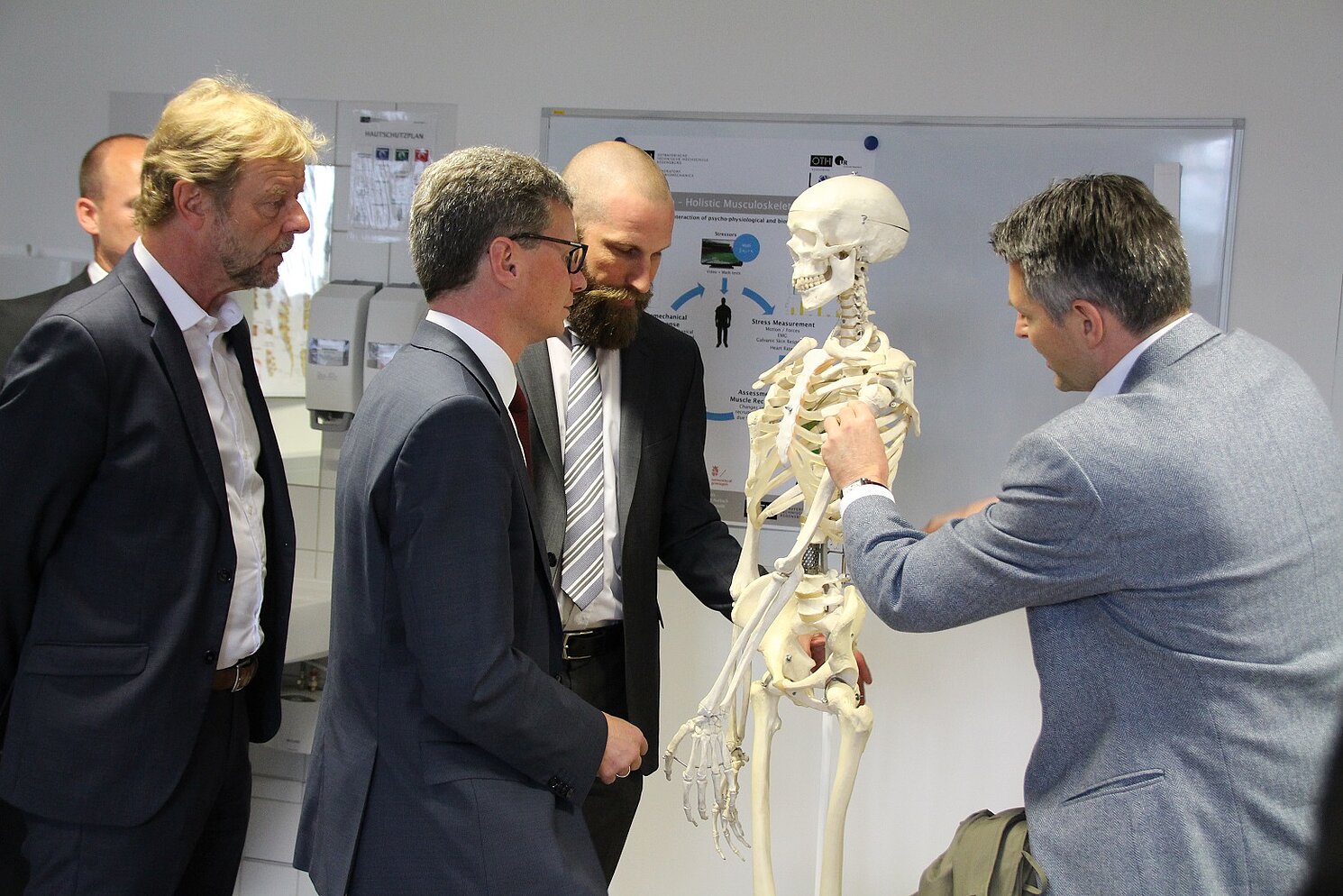 Im Labor Biomechanik der OTH Regensburg (von links): Prof. Dr. Wolfgang Baier, Präsident der OTH Regensburg, Staatssekretär Bernd Sibler, Prof. Dr. Sebastian Dendorfer, OTH Regensburg und PD Dr. med. Carsten Englert.