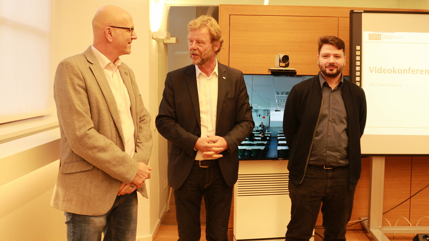 Von links: Bürgermeister der Stadt Abensberg Dr. Uwe Brandl, Hochschulpräsident Prof. Dr. Wolfgang Baier und Andreas Biersack vom Rechenzentrum. 