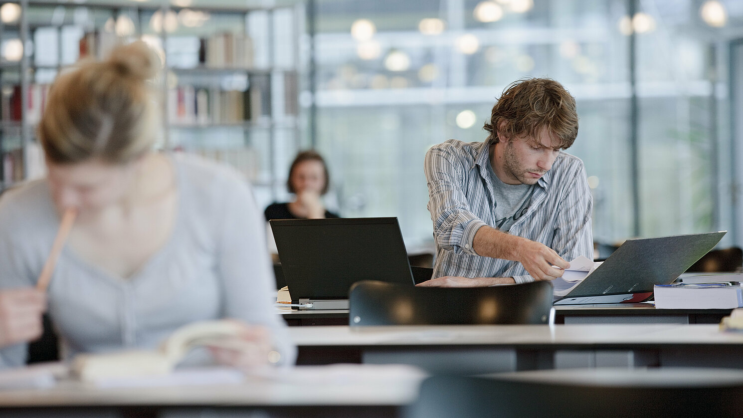 Symbolbild: Ein Student in der Bibliothek der OTH Regensburg.
