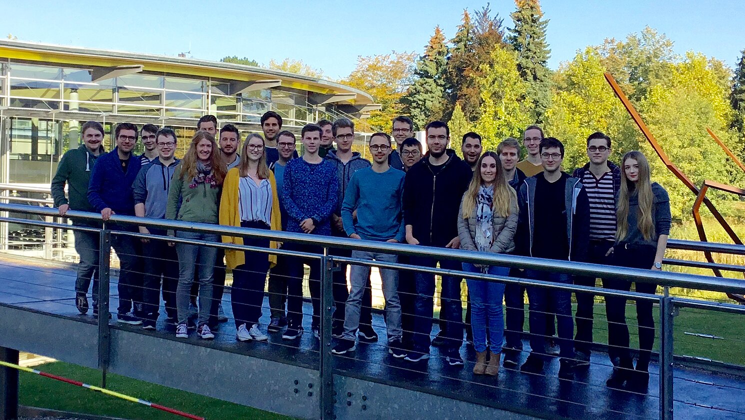 Die Gruppe der studentischen Teilnehmerinnen und Teilnehmer der „Informatik Summer School Machine Learning“, die von der Fakultät Informatik und Mathematik im September 2018 erstmals veranstaltet wurde. Foto: David Rauber 