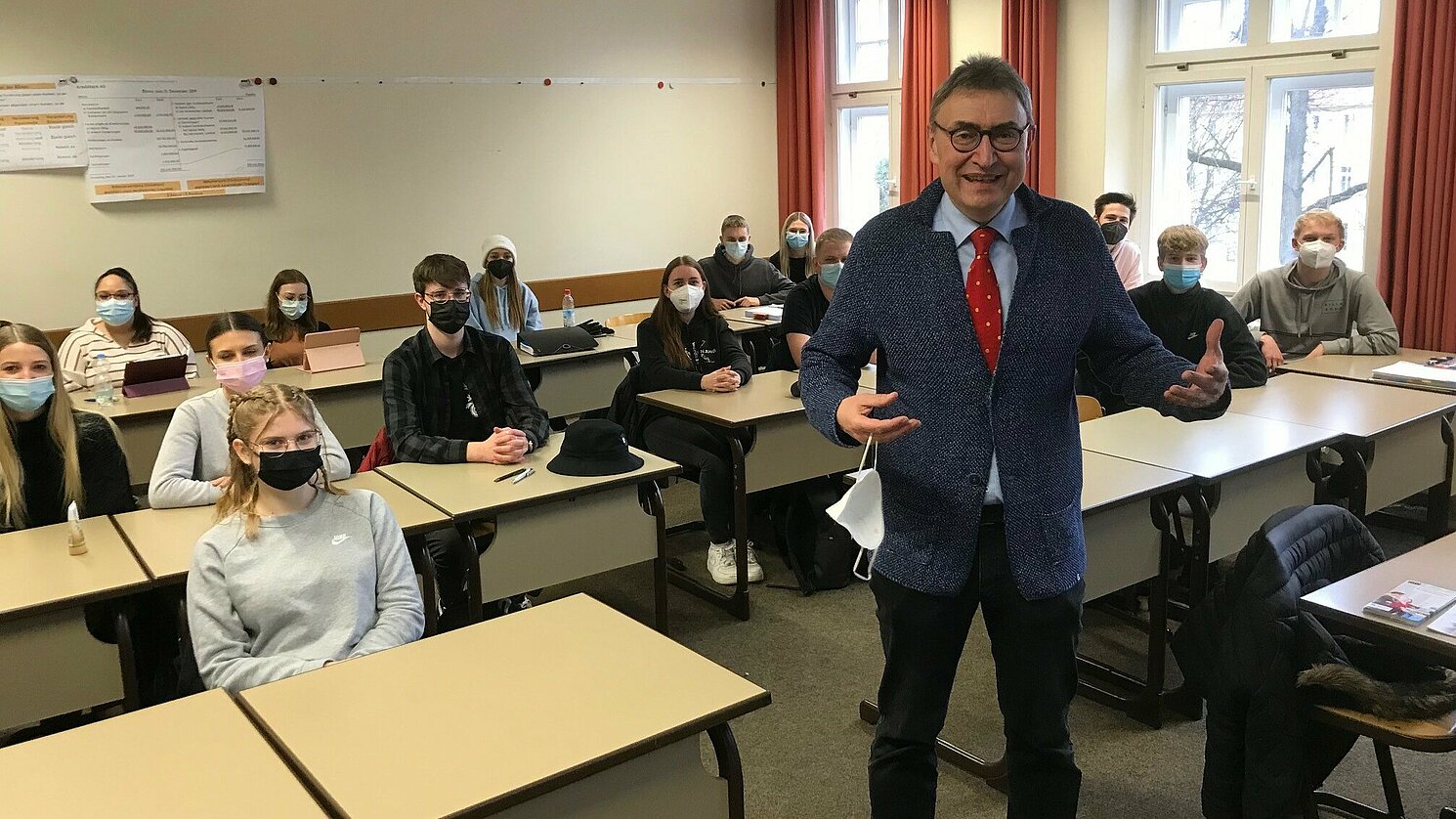 Der Kooperationstag bot den Schüler*innen der Mathias-von-Flurl-Schule die Möglichkeit, das Studienangebot der OTH Regensburg besser kennenzulernen. Ein Programmpunkt: Probevorlesungen von Prof. Dr. Claus Koss (vorne).