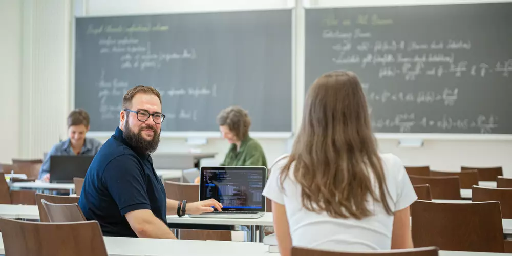 Studierende arbeiten und lernen in einem Seminarraum.