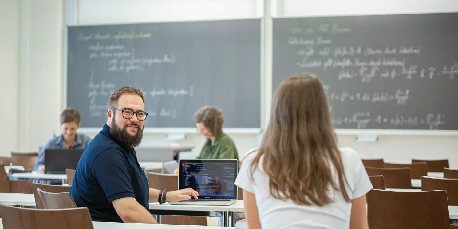 Studierende arbeiten und lernen in einem Seminarraum.