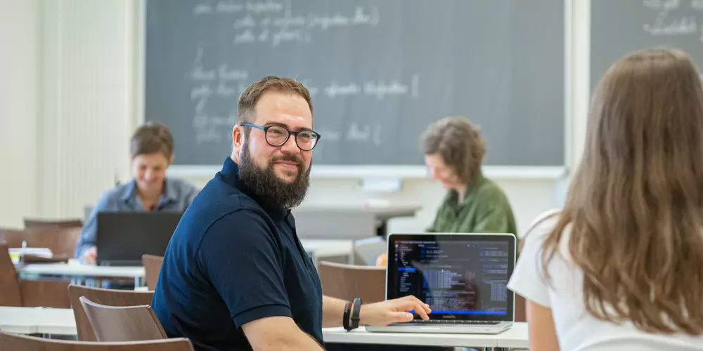 Studierende arbeiten und lernen in einem Seminarraum.