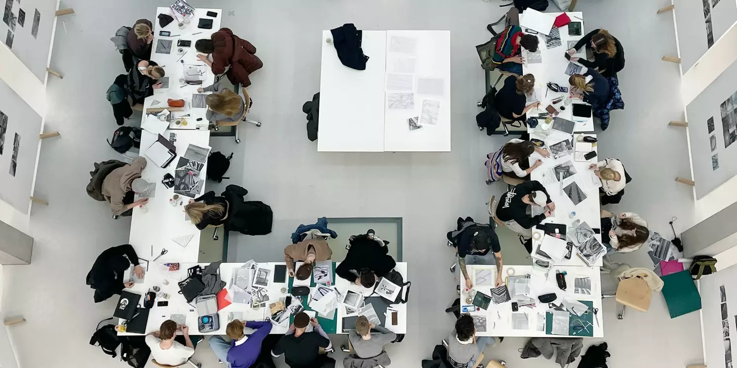 Foto: OTH Regensburg / Prof. Waleska Defne Leifeld Studierende arbeiten an Design Projekten
