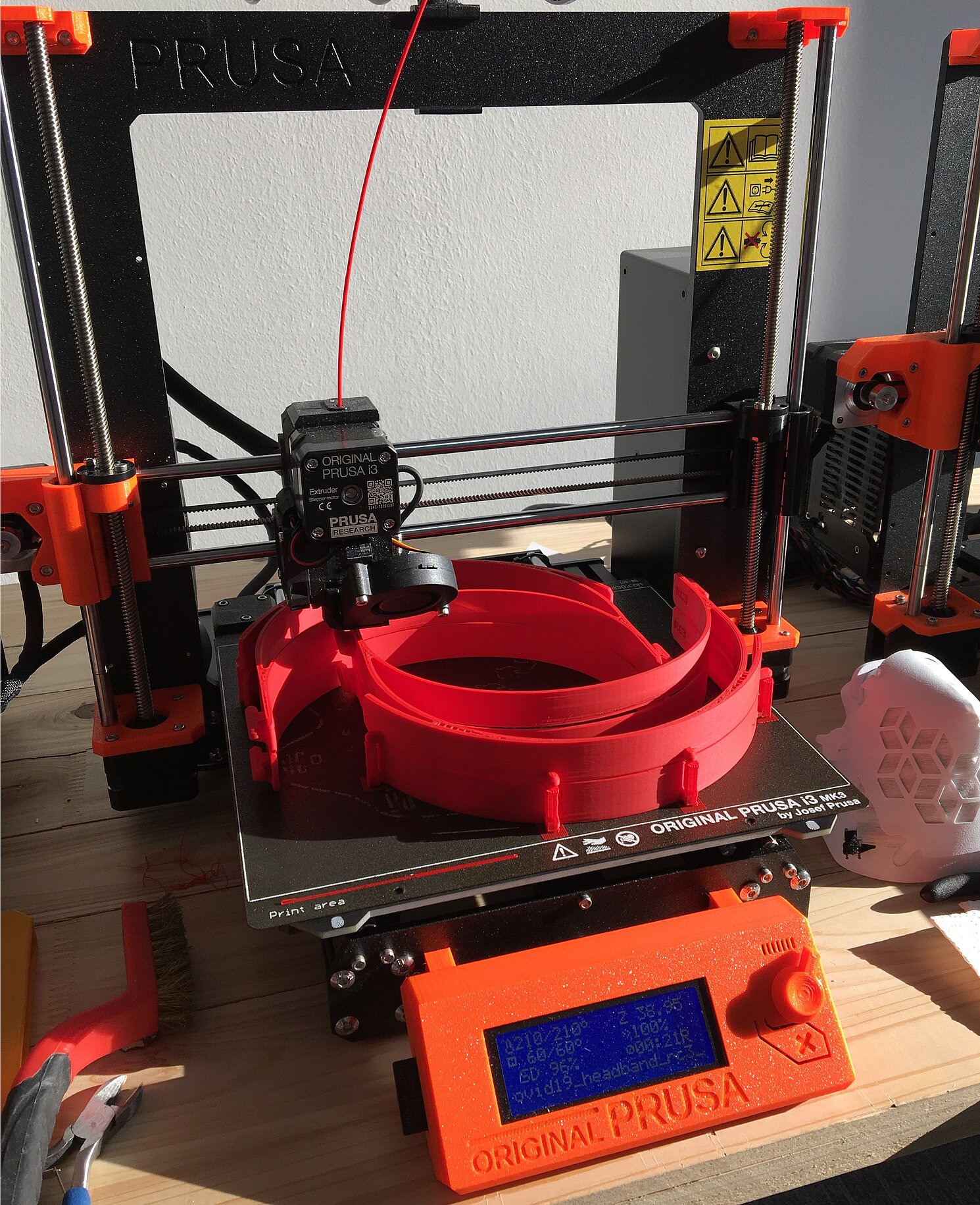 Ein 3D-Drucker fertigt die Halterung für die Face Shields.