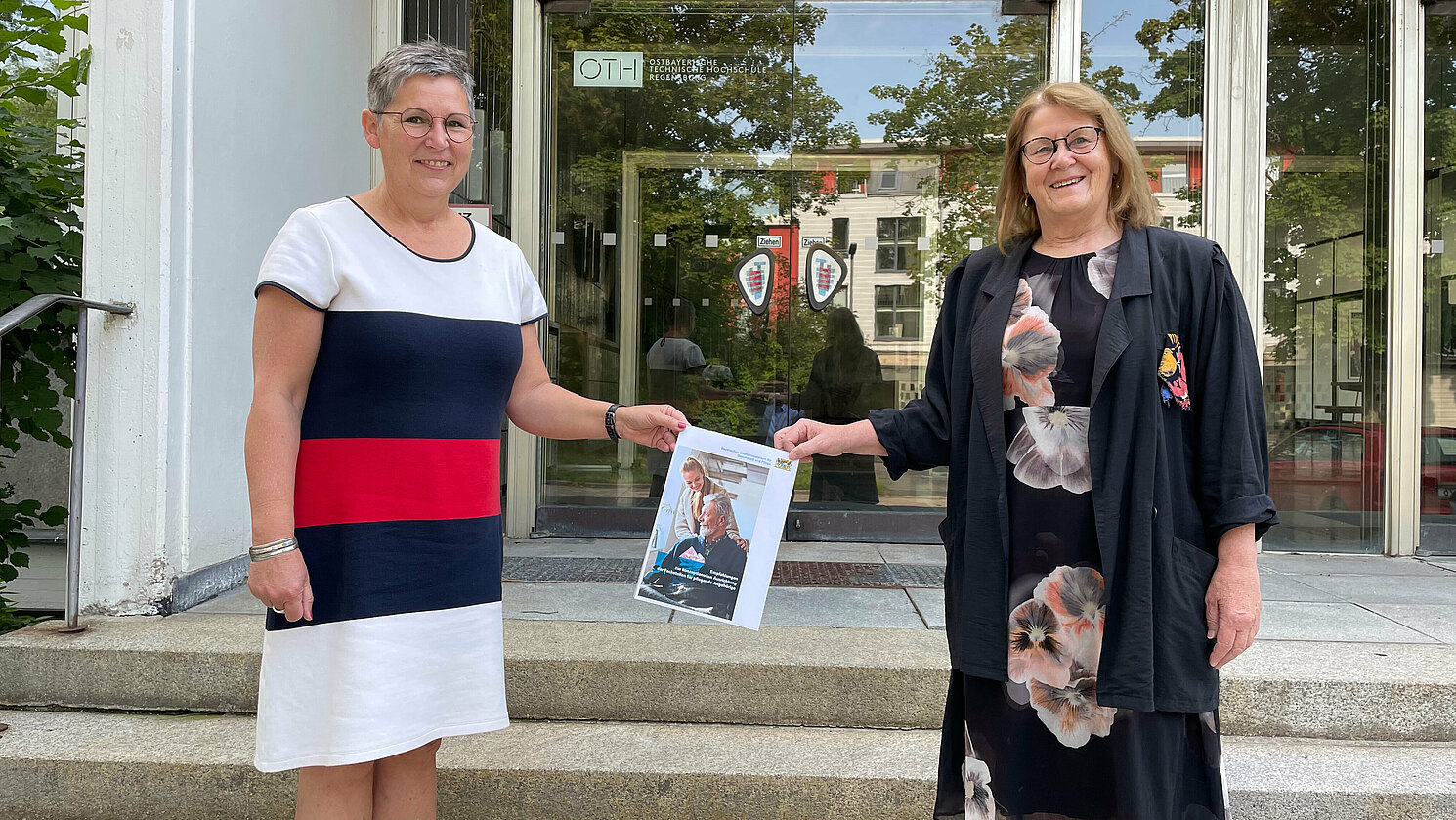 Prof. Dr. Annette Meussling-Sentpali (li.) und Prof. Dr. Irmgard Schroll-Decker haben im Auftrag der Staatsregierung einen Leitfaden für Fachstellen für pflegende Angehörige verfasst.
