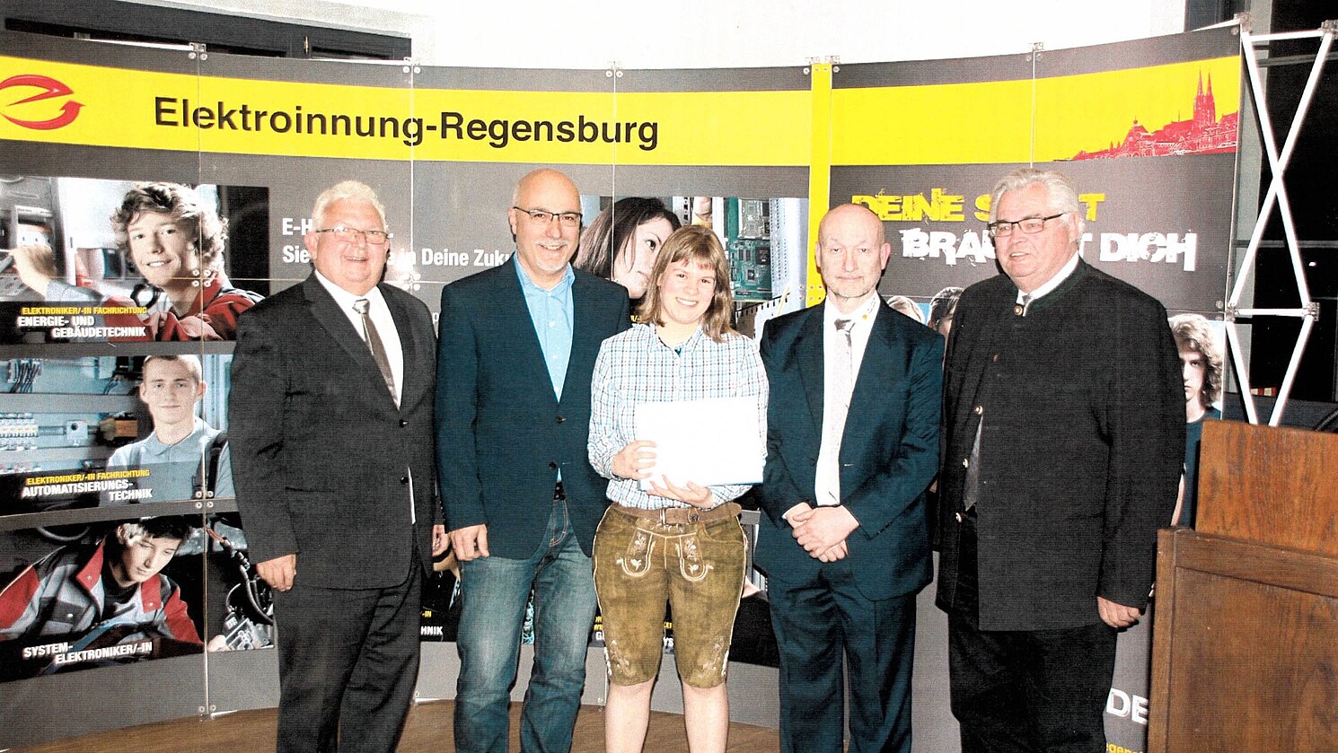 Von links bei der Freisprechung am 19. März 2019: Obermeister Gerhard Gröschl, Gerhard Heim von der OTH Regensburg, Sophie Schmid, Lehrlingswart Gerhard Freidl und Dipl.-Ing.(FH) Hans Schultke.  Foto: Ulrich Schiegl