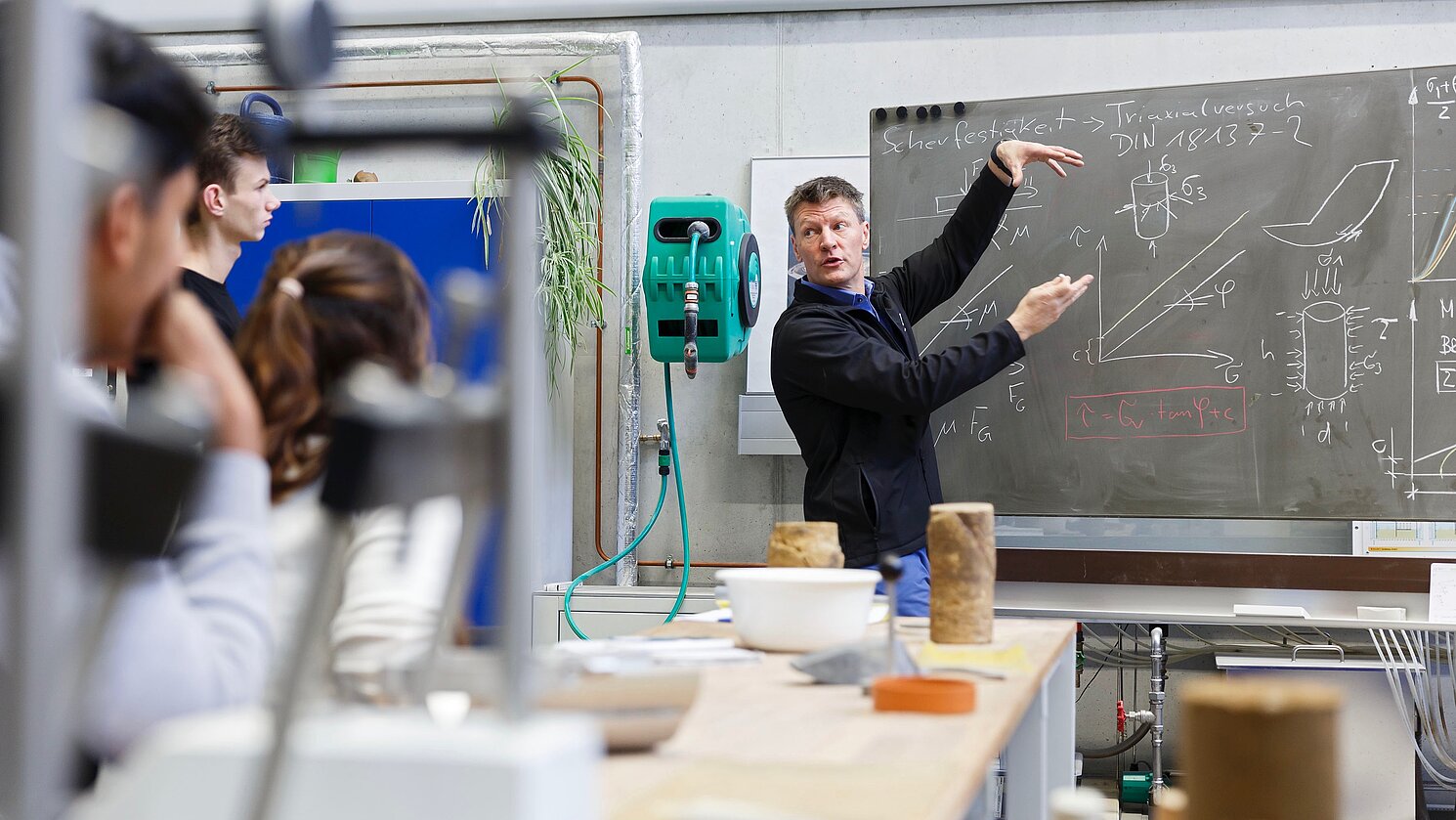 Im Praktikum vermittelt Prof. Dr. Thomas Wolff den Studierenden das Fachwissen zur Scherfestigkeit an Lockergesteinen auf anschauliche Art und Weise: „Geht ran und hört, wie das knirscht“.