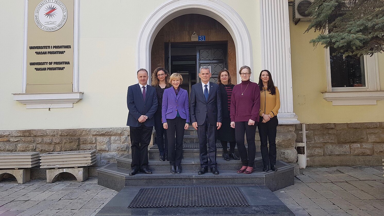 Am 28. Februar 2019 vor dem Rektorat. Von links: Prof. Dr. L. Dragidella, Fr. Mirjeta Kuci, Prof. Dr. Ruth Seifert von der OTH Regensburg, Rektor Prof. Dr. Marjan Dema, Vizerektorin Prof. Dr. Merita Berisha, Marion Bedi-Visschers und Dr. Njomca.