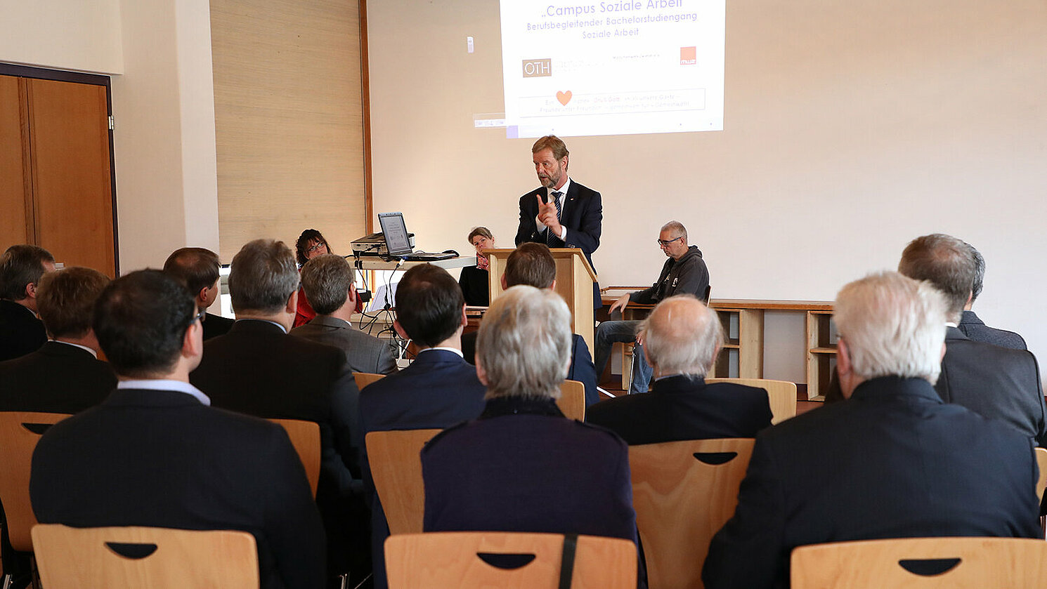 Prof. Dr. Wolfgang Baier, Präsident der OTH Regensburg, bei der Vorstellung des dezentralen Bachelorstudiengangs Soziale Arbeit.