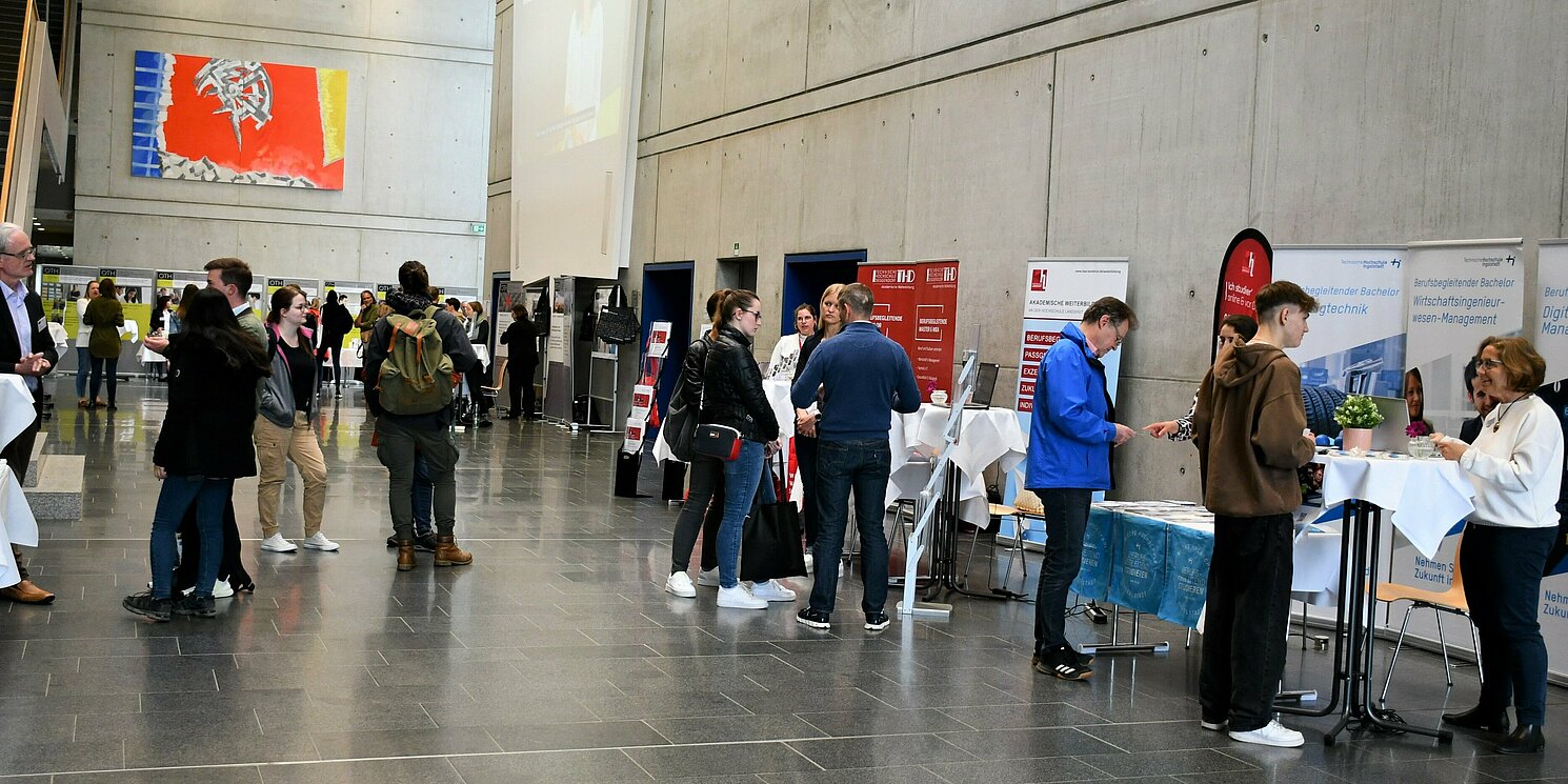 Hochschulen und Bildungsanbieter aus der Region waren mit Ständen vertreten. Foto: Simone Grebler/OTH Regensburg