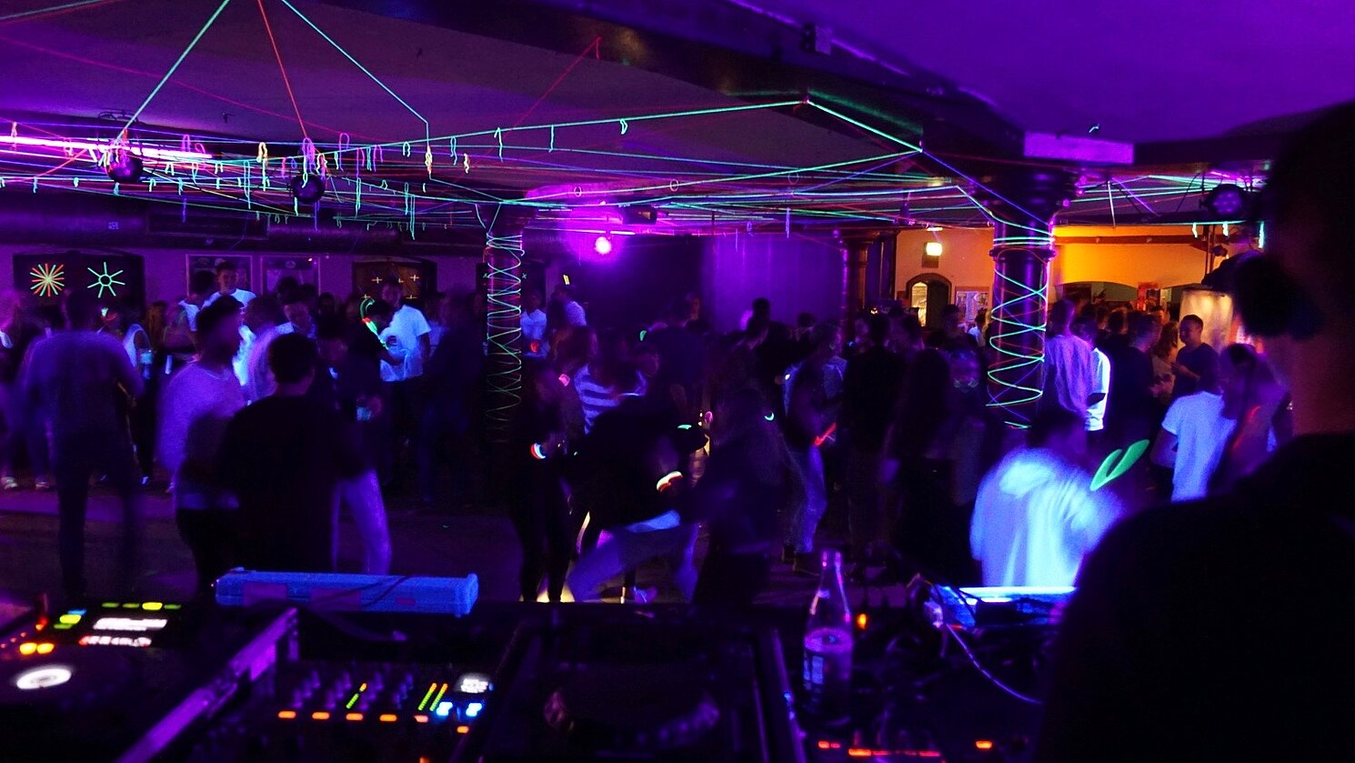 Der studentische Konvent der OTH Regensburg veranstaltete zusammen mit den Fachschaften die traditionelle NEON-Party am 19. März 2019 zum Semesterstart. Foto: Bastian Kopf 