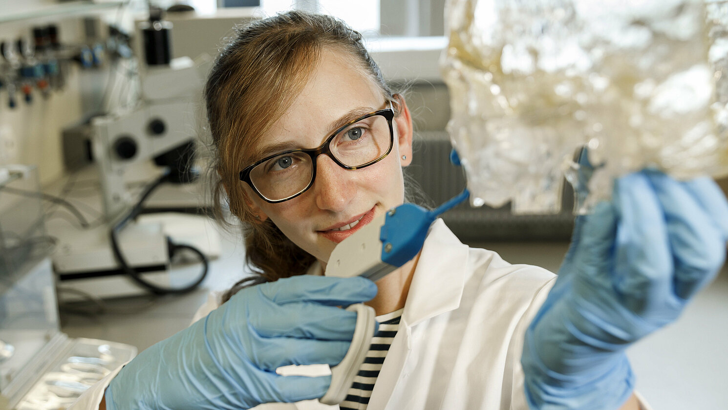 Das neu erschienene "Magazin Forschung" bietet vielfältige Einblicke in die Forschungswelten an der OTH Regensburg. Das Bild zeigt Stefanie Schmid, sie absolviert den Forschungs-Masterstudiengang im Bereich Biomedical Engineering.