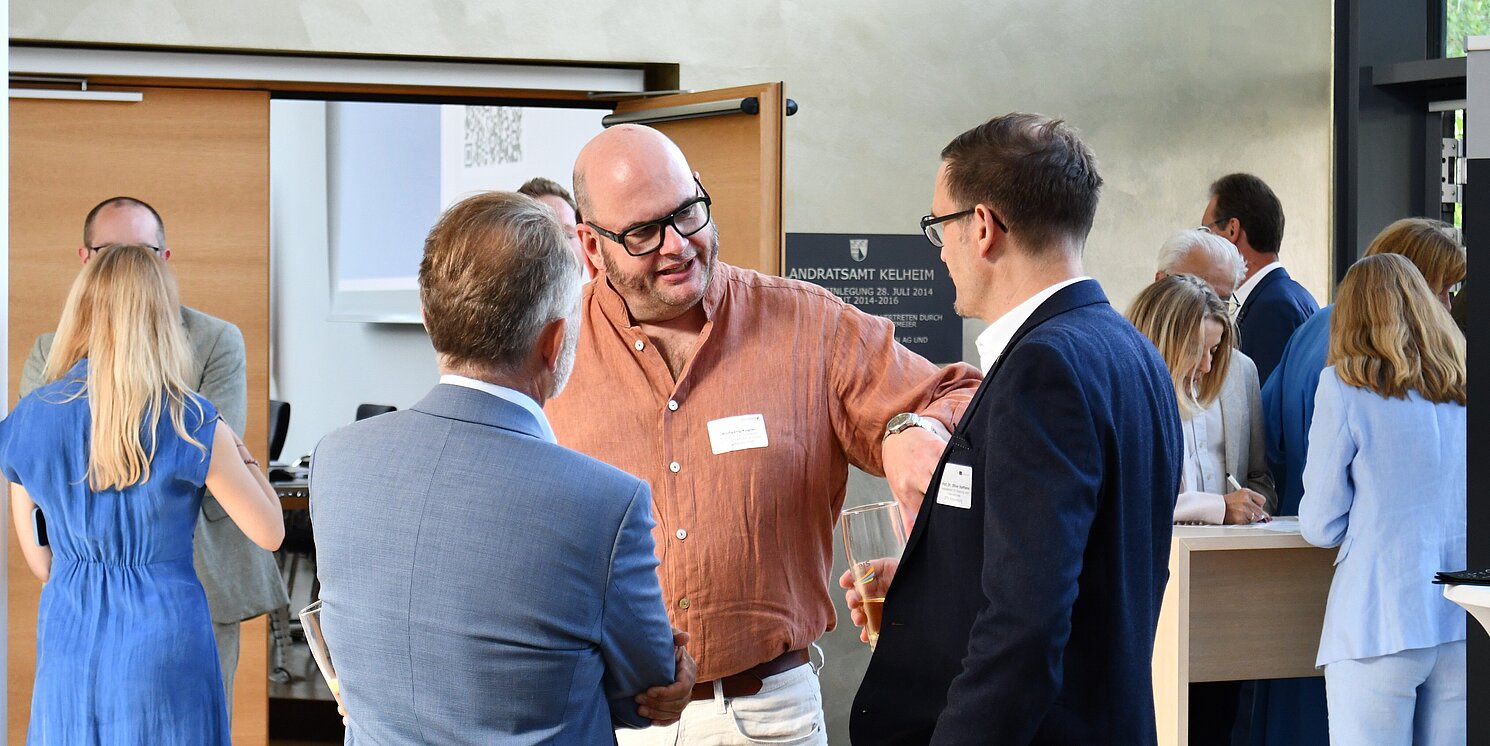 Dr. Marcus Graf (links), Leiter des Zentrums für Forschung und Transfer (ZFT) der OTH Regensburg und Prof. Dr. Oliver Steffens, Vizepräsident Forschung, nahmen die Möglichkeit zum Austausch gerne wahr. Foto: Lukas Sendtner/LRA Kelheim 