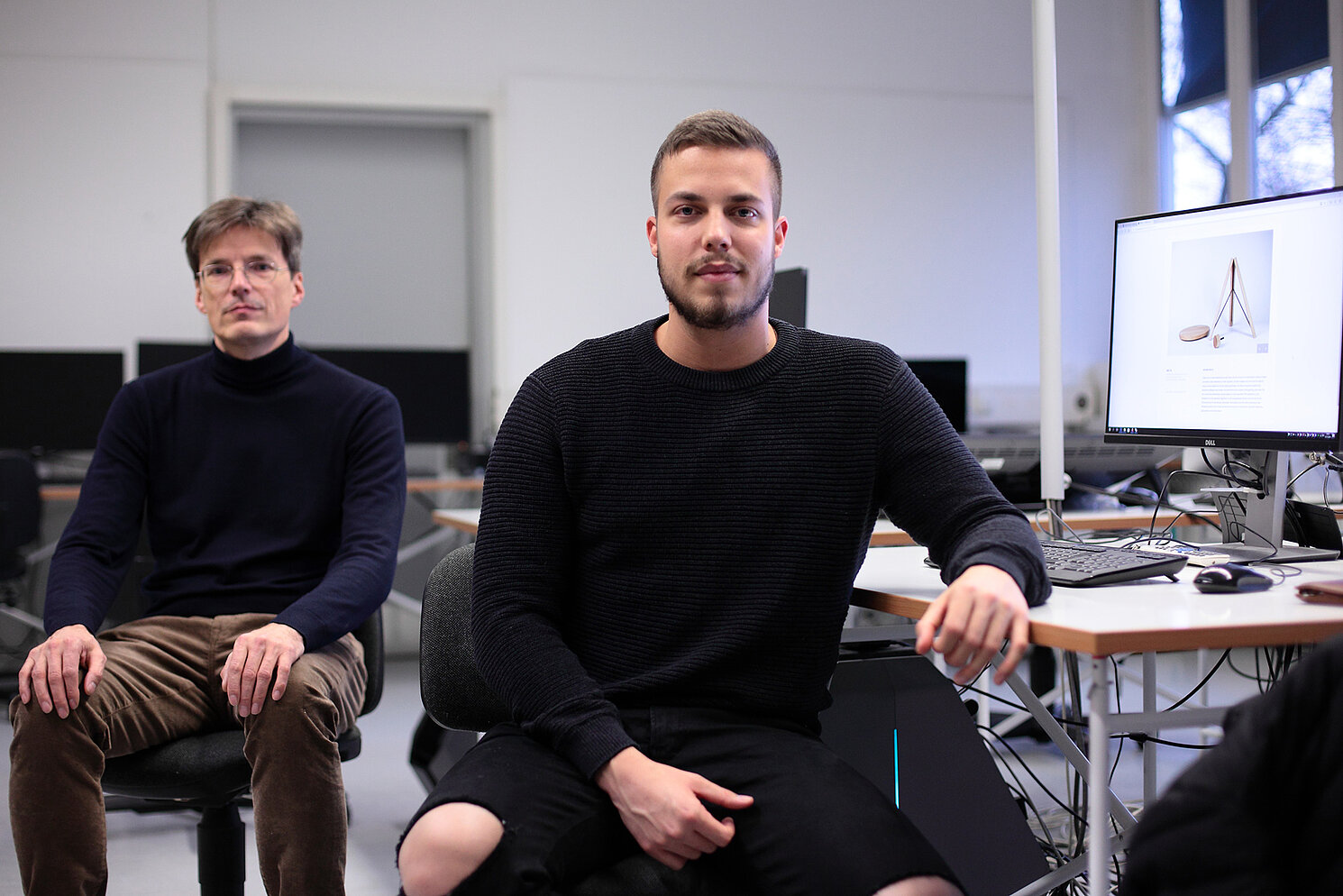 Preisträger Lucas Becker und sein betreuender Professor Jakob Timpe im "Raum für digitale Kompetenzen" am Standort der Prüfeninger Straße der OTH Regensburg. Hier arbeitete der Student an seinem "Poseidon"-Prototypen.