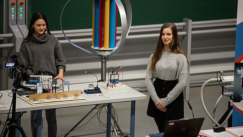 MINT-Girls präsentieren ihre Erkenntnisse aus dem Projekt "Energie und Verantwortung". MINT-Girls präsentieren ihre Erkenntnisse aus dem Projekt "Energie und Verantwortung".