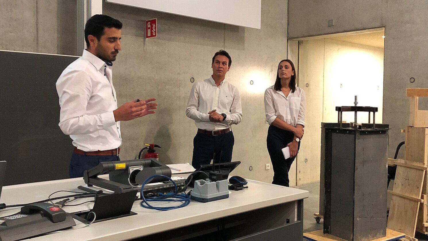 Von links: Abdullah al Mokdad, Kevin Ostermann und Mimoza Kelmendi kümmerten sich um den Bau einer Wasserzisterne in Souda.