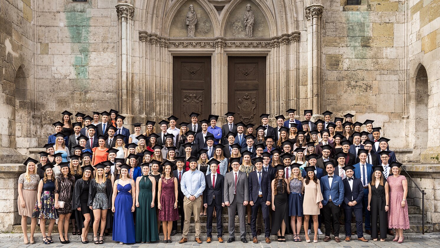Die glücklichen Absolventinnen und Absolventen der Fakultät Betriebswirtschaft von der OTH Regensburg im Sommersemester 2019 vor dem Regensburger Dom.