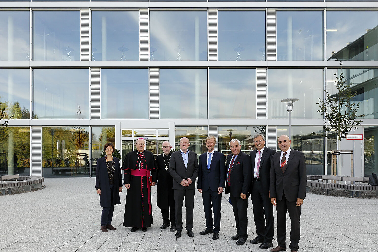 Vor dem neuen Haus der Technik der OTH Regensburg am Campus am Galgenberg: (von links) Claudia Zirra, Baudirektorin, Bereichsleiterin Hochschulbau vom Staatlichen Bauamt Regensburg, Dr. Rudolf Voderholzer, Bischof von Regensburg, und Dr. Hans-Martin Weiss