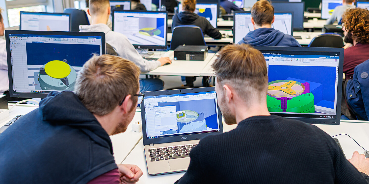 Zwei Studenten während dem Unterricht vor einer Simulation am Bildschirm