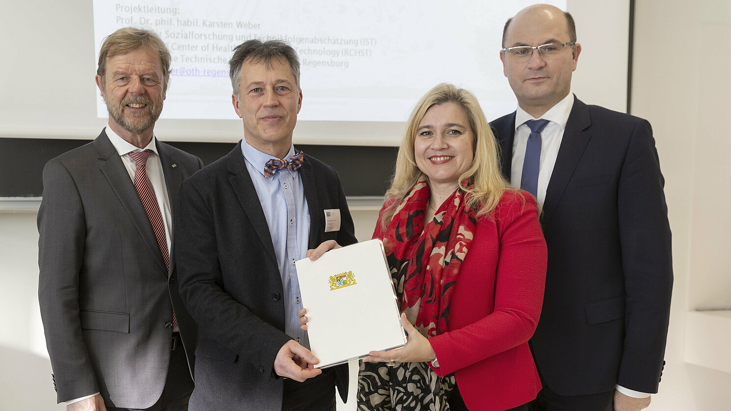 Übergabe des Förderbescheids an der OTH Regensburg: (von links) Prof. Dr. Wolfgang Baier, Präsident der OTH Regensburg, Projektleiter Prof. Dr. Karsten Weber, Bayerns Gesundheitsministerin Melanie Huml sowie Bayerns Finanz- und Heimatminister Albert Füracker.