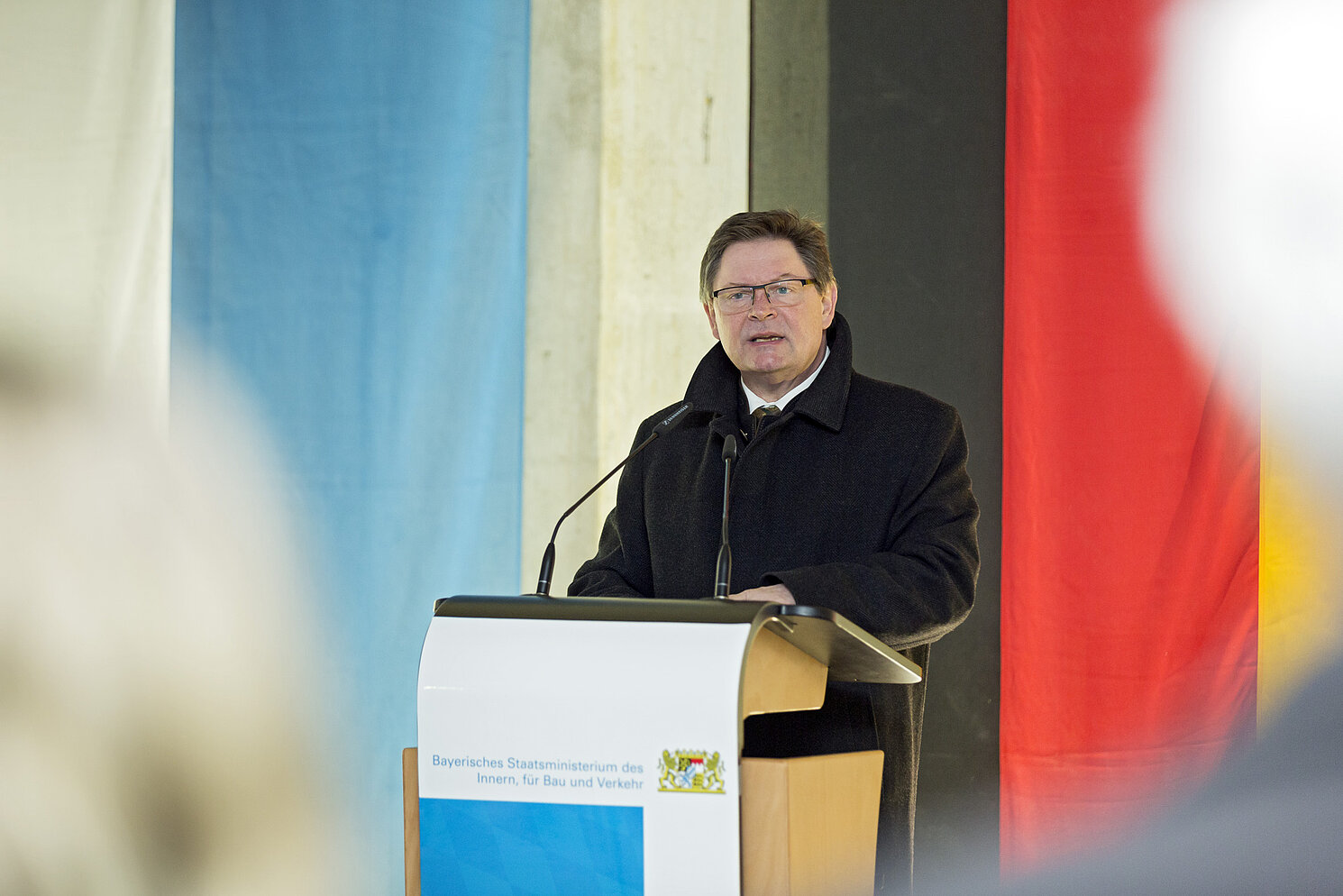 MdL Gerhard Eck, Staatssekretär im Bayerischen Staatsministerium des Innern, für Bau und Verkehr, beim Grußwort an der OTH Regensburg.