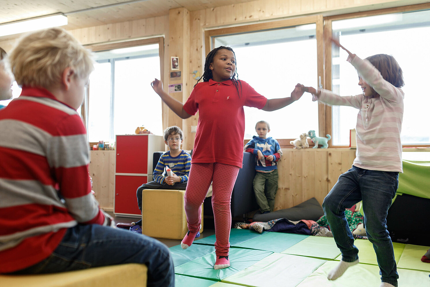 OTH Regensburg, Universität Regensburg und das Studentenwerk Niederbayern/Oberpfalz bieten vielfältige Unterstützung bei einem Studium mit Kind, zum Beispiel Ferienbetreuung im Familienbüro an der OTH Regensburg. Foto: OTH Regensburg / Florian Hammeri