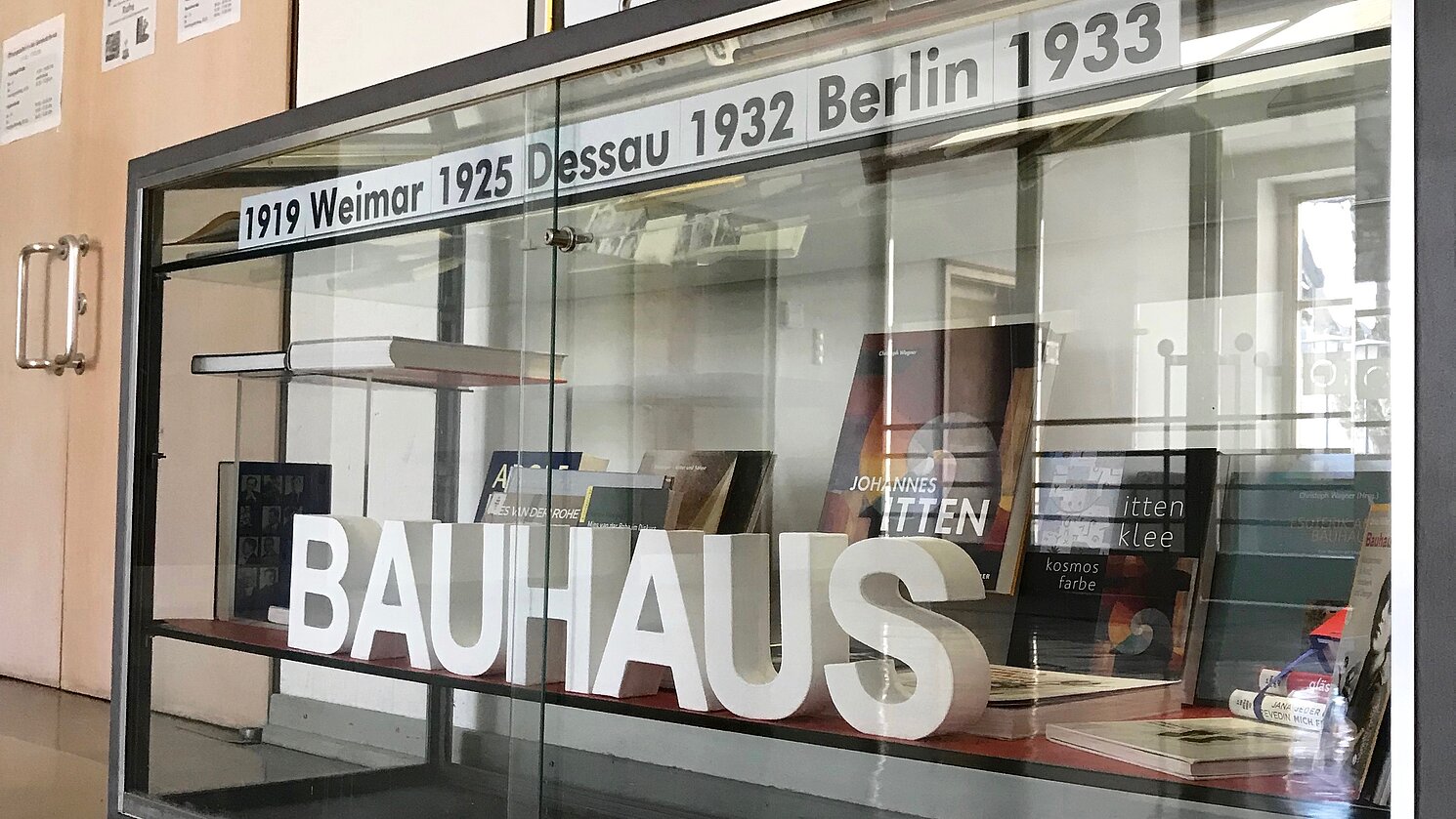Eine vielseitige Auswahl an Büchern rund um das Thema Bauhaus hat die Hochschulbibliothek der OTH Regensburg in einer Vitrine eigens zum Jubiläum „100 Jahre Bauhaus“ zusammengestellt. 