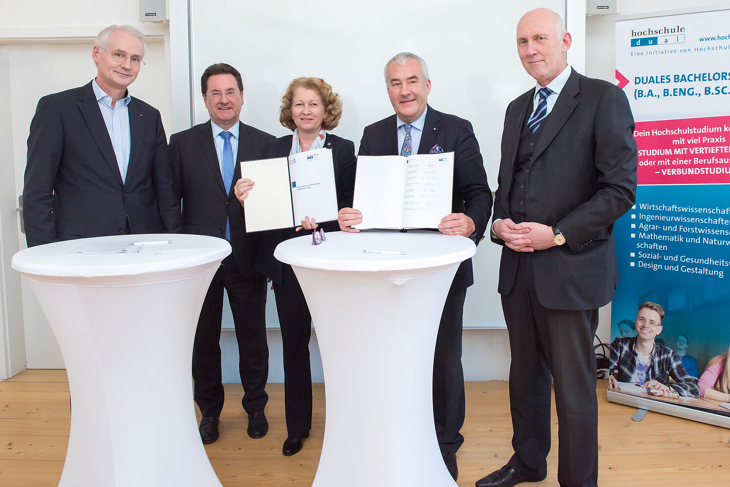 Bei der Unterzeichnung der Kooperationsvereinbarung hochschule dual