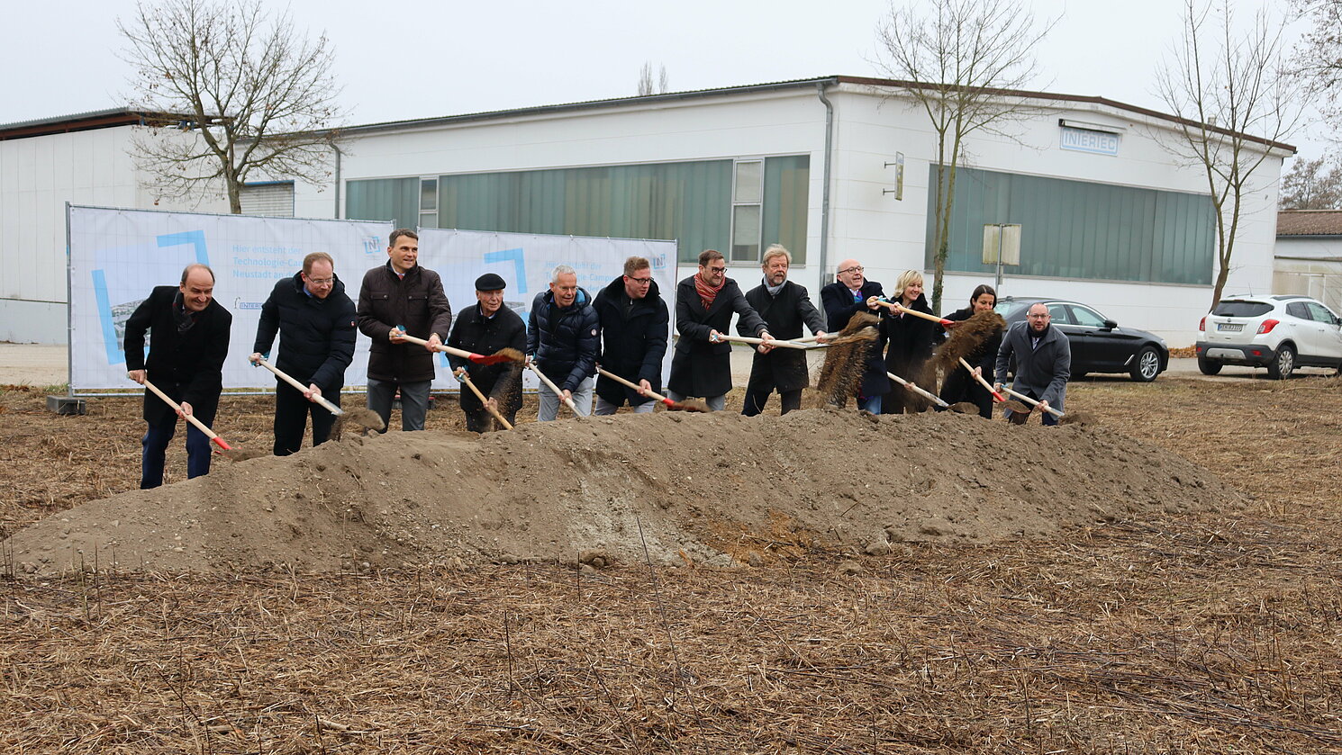 Großer Spatenstich für den TC Neustadt an der Donau. Von der OTH Regensburg dabei waren Dekan Prof. Dr. Ulrich Briem (l.), Prof. Dr. Ingo Ehrlich (2.v.l.), Vizepräsident Prof. Dr. Oliver Steffens (7.v.l.), Präsident Prof. Dr. Wolfgang Baier (8.v.l.), Prof. Dr. Aida Nonn (2.v.r.) und Dr. Andreas Kastenmeier (r.).