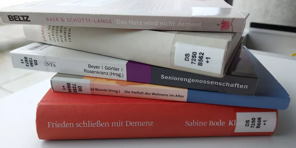 5 Bücher zum Thema Demenz liegen auf einem Tisch.