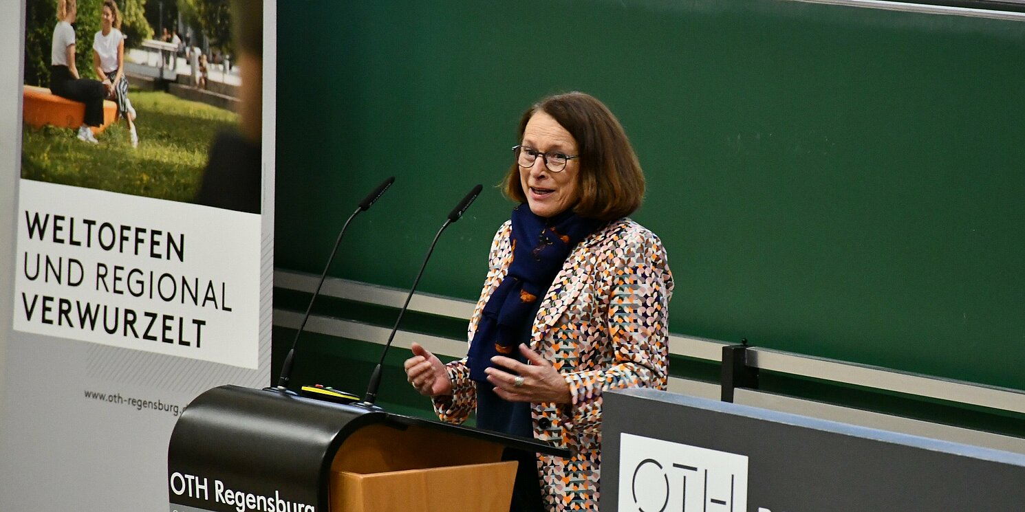 Oberbürgermeisterin Gertrud Maltz-Schwarzfischer begrüßt die neuen Studierenden für das Wintersemester 2025/26. 