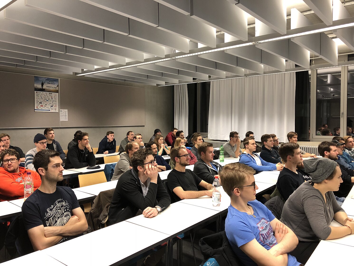 Interessiert und bereit für den Selbstversuch: die Studierenden pauken für den perfekten Espresso.