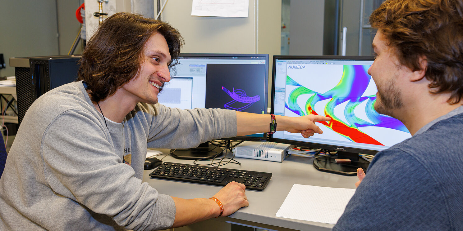 Zwei Studenten im Labor Strömungsmaschinen vor einer Simulation am Bildschirm