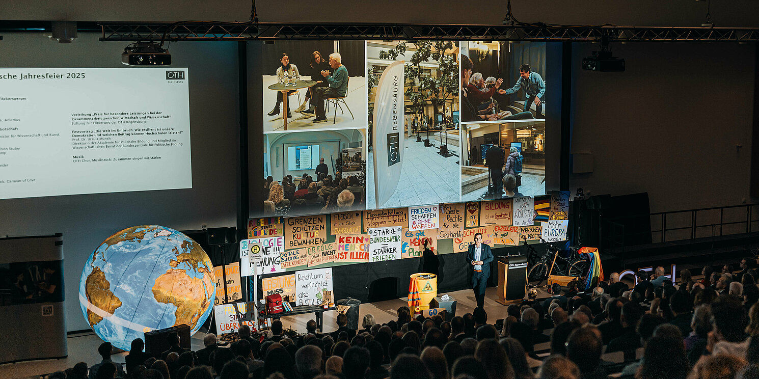 Das Bühnenbild der Akademischen Jahresfeier 2025 stand sinnbildlich für die Spannungen und Brüche in unserer Gesellschaft. Foto: OTH Regensburg/Sebastian Pieknik