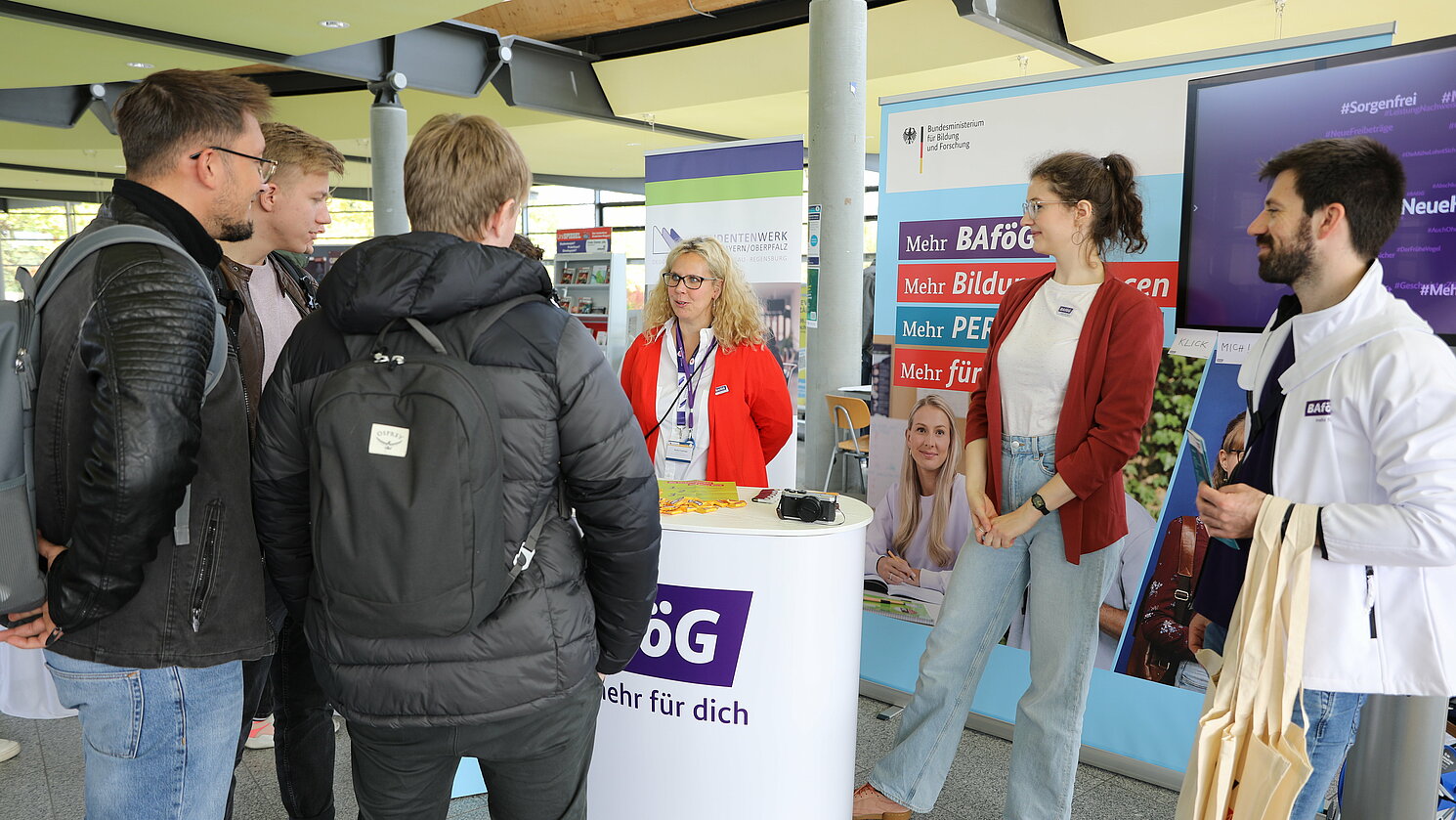 Beratung rund ums BAföG gab es am Infostand des Bundesministeriums für Bildung und Forschung. Foto: Jennifer Schulte/Studentenwerk Niederbayern/Oberpfalz