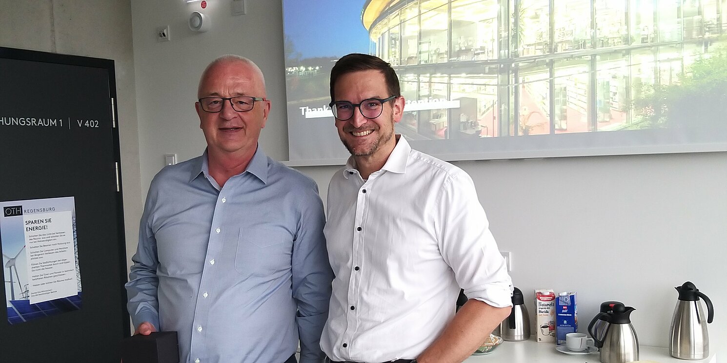 Präsident der VGU Prof. Dr. Tomas Benz (links) und Vizepräsident Prof. Dr. Oliver Steffens (rechts) bei der Begrüßung Foto: Johanna Hofmann/OTH Regensburg