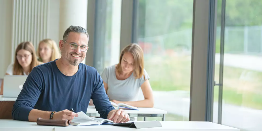 Studierende arbeiten und lernen in einem Seminarraum.