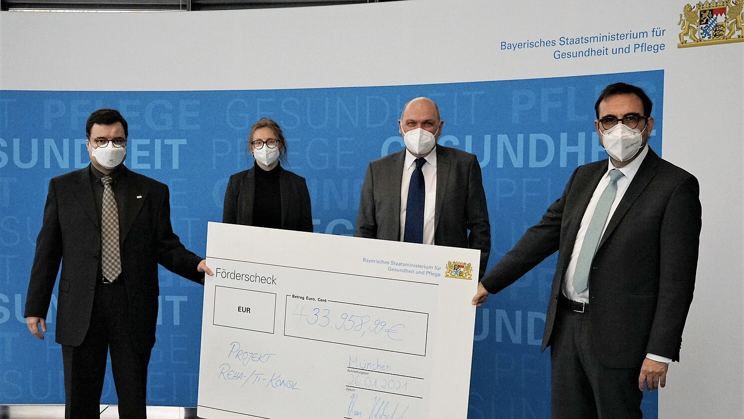 Bei der offiziellen Förderbescheidübergabe. Von links: Prof. Dr. Georgios Raptis und Prof. Dr. Sonja Haug von der OTH Regensburg, Sean Monks von der Ärzte im Netz GmbH und Klaus Holetschek, Bayerischer Staatsminister für Gesundheit und Pflege.