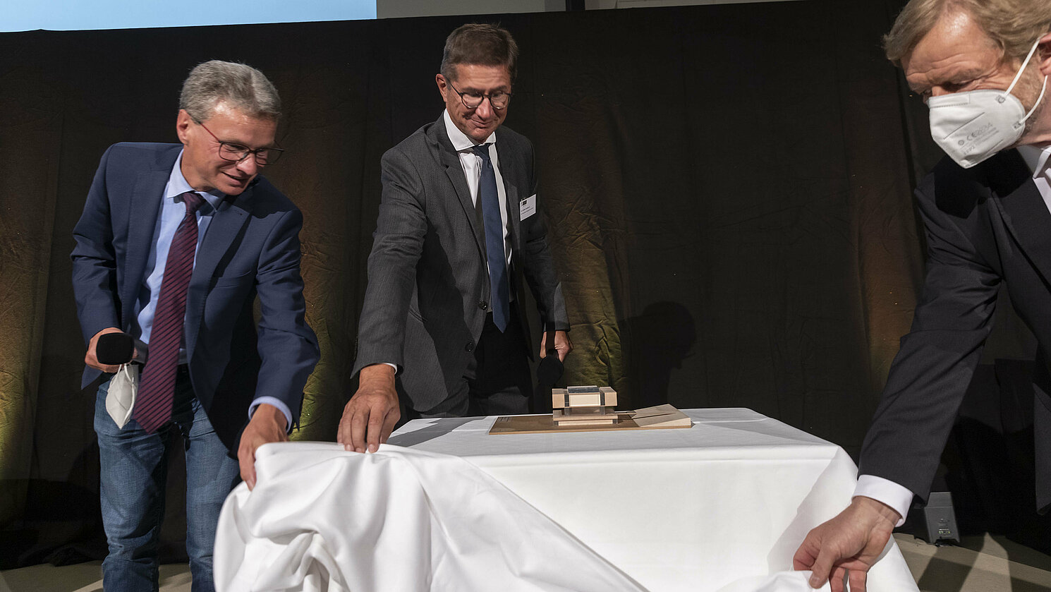 Enthüllten das Modell des Johannes-Kepler-House of International Services (v.li.) Minister Bernd Sibler, Dr. Lothar Koniarski und Prof. Dr. Wolfgang Baier, Präsident der OTH Regensburg.