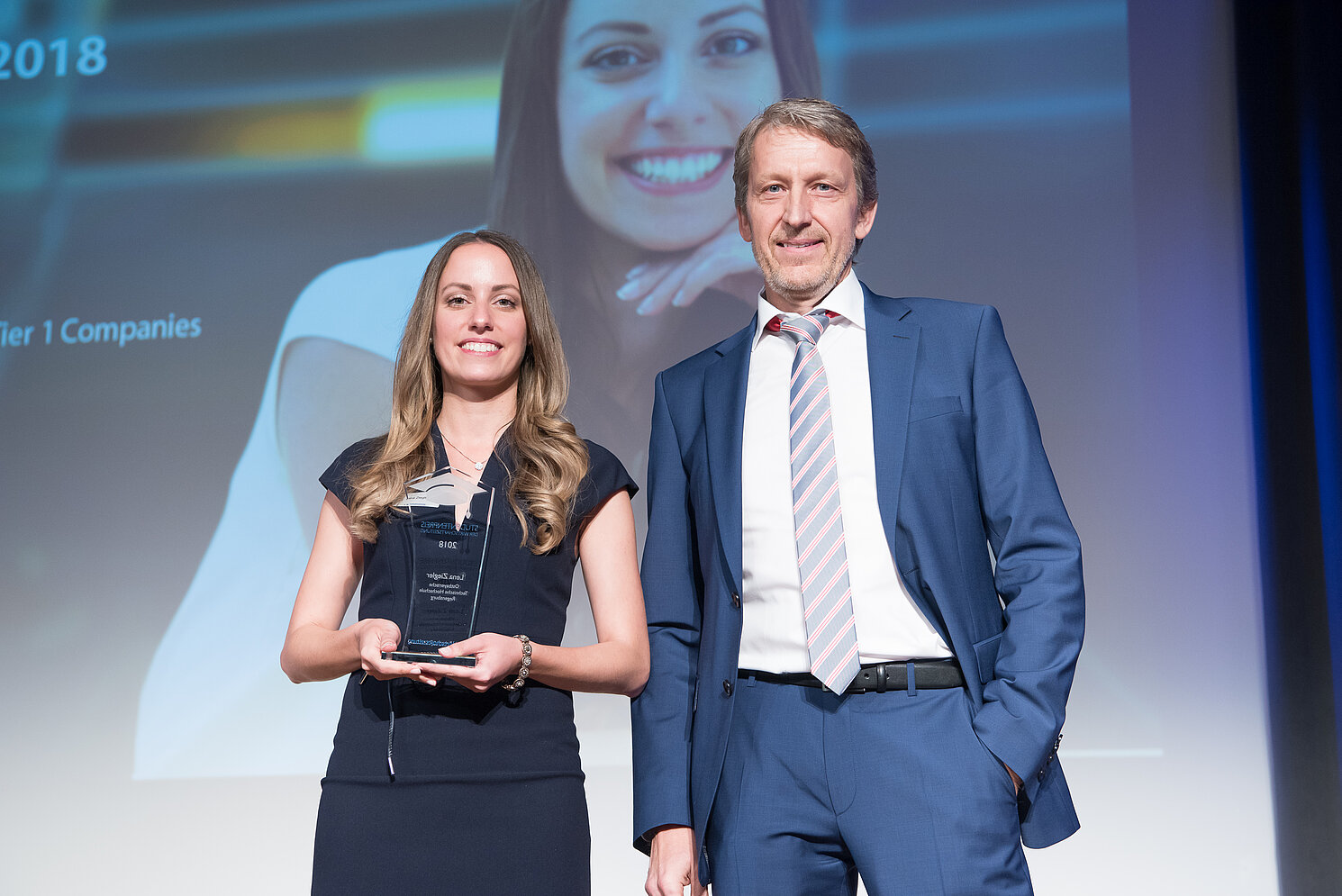 Lena Ziegler ist die Gewinnerin des sechsten Studentenpreises der Wirtschaftszeitung. Laudator Prof. Dr. Rudolf Bierl von der OTH Regensburg, Fakultät Allgemeinwissenschaften und Mikrosystemtechnik, überreichte den Pokal. 