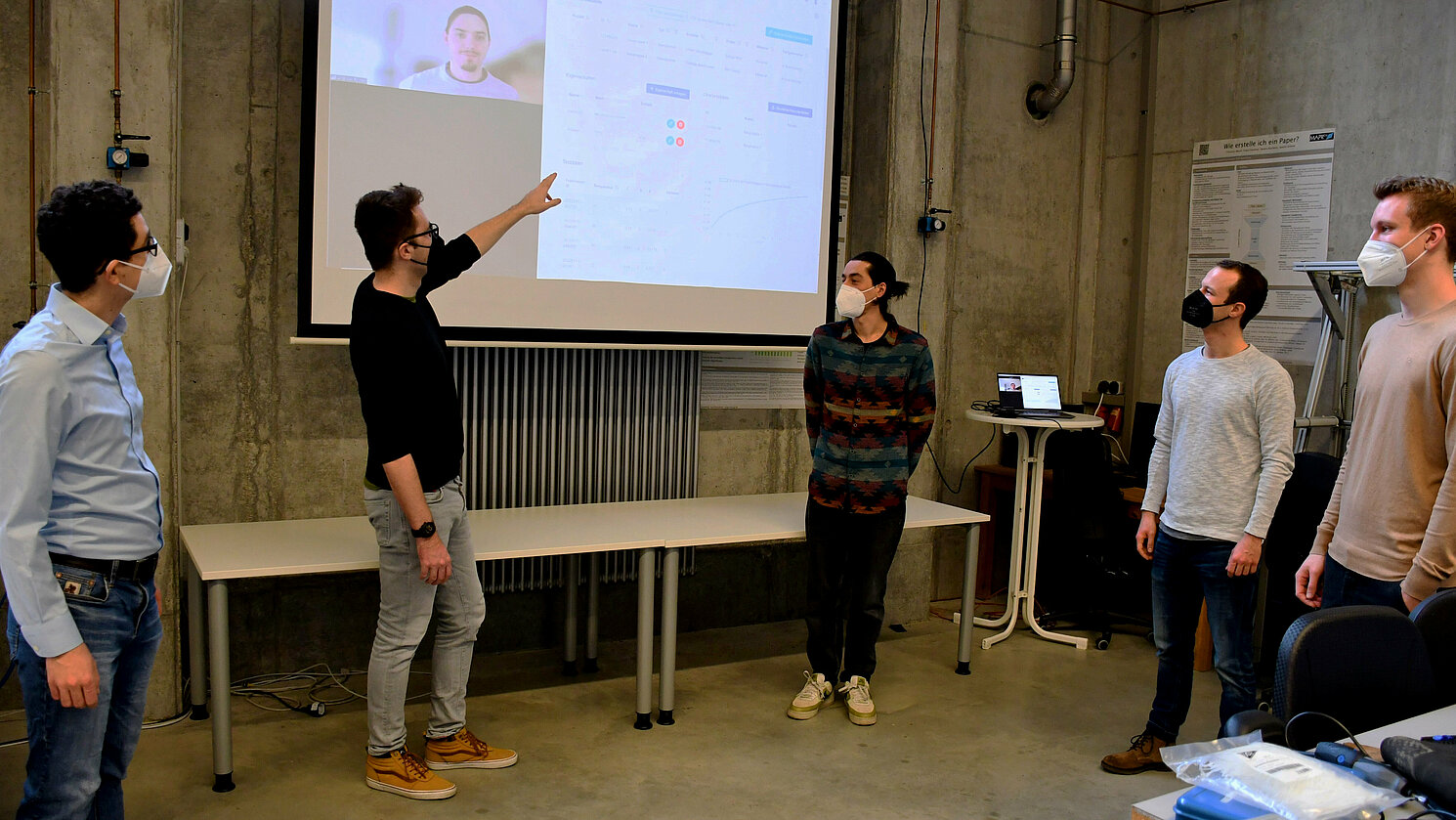 Fakultätsübergreifende Diskussion über die entwickelte App (v.li.): Prof. Dr. Johannes Schildgen, Lukas Schuhegger, Elvir Suroji, Thomas Armbruster und Tobias Wild. Via Zoom mit dabei: Andreas Rustler.