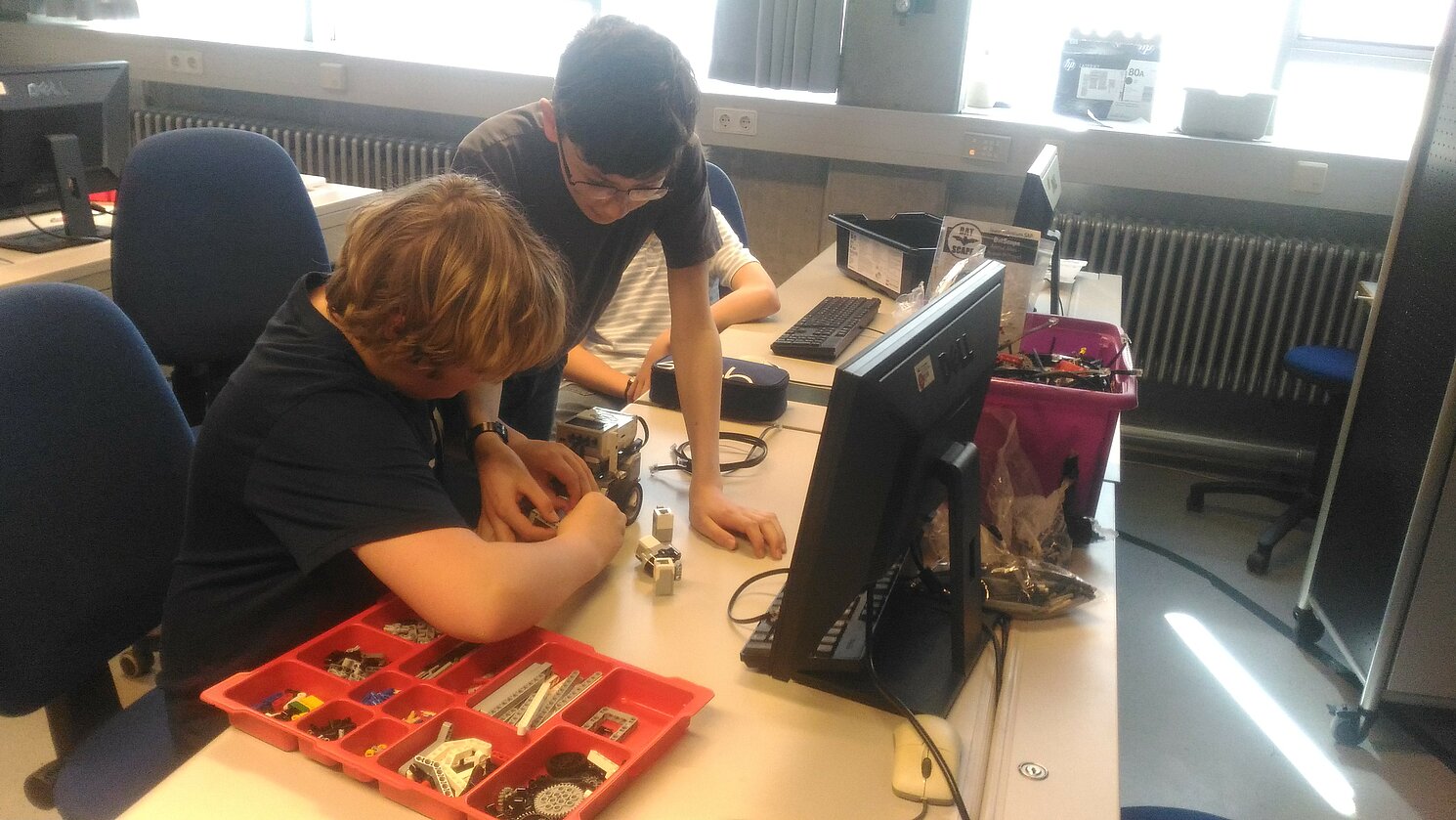 In Teamarbeit wurden die LEGO EV3-Roboter zusammengebaut. Foto: OTH Regensburg