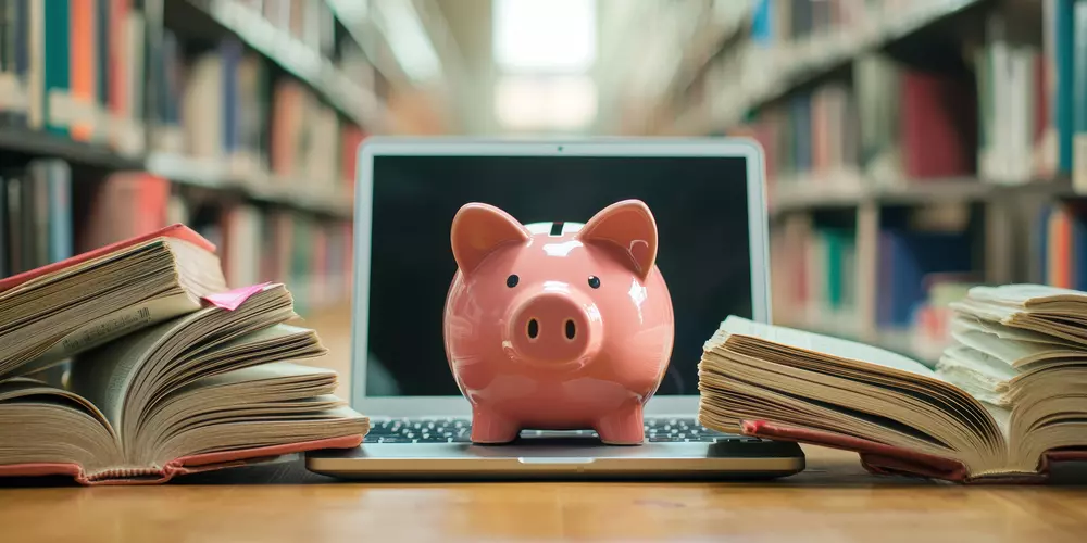 Bild Bücher und ein Sparschwein