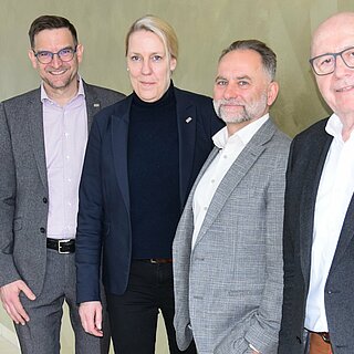 Gruppenfoto vor einer Wand