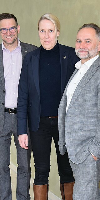 Gruppenfoto vor einer Wand