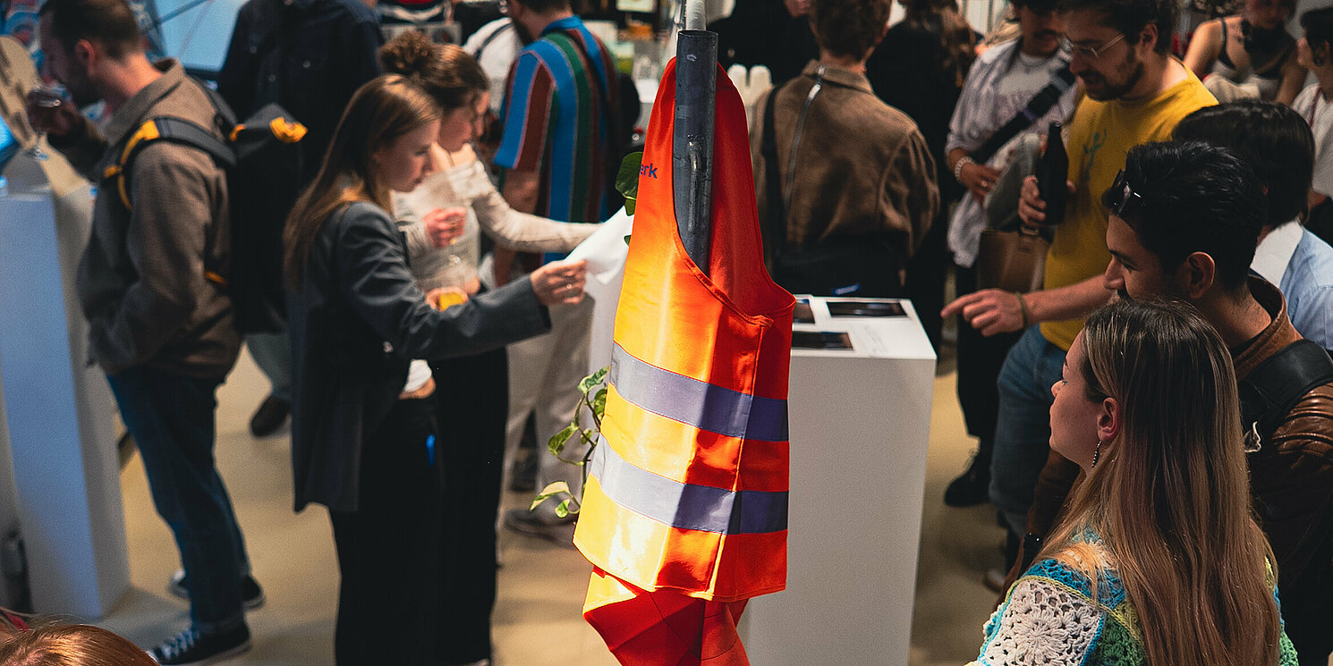 Zahlreiche Besuchende in der Ausstellung