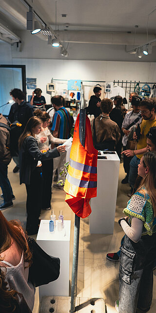 Zahlreiche Besuchende in der Ausstellung
